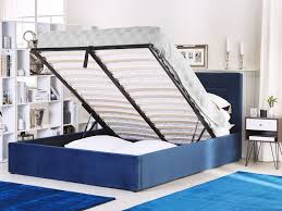 Questo letto rivestito in tessuto grigio diventerà il centro focale della camera da letto grazie al suo look semplice e altezza gambe: Letto Una Piazza E Mezzo Contenitore Velluto Blu 140 X 200 Cm Landes Beliani It