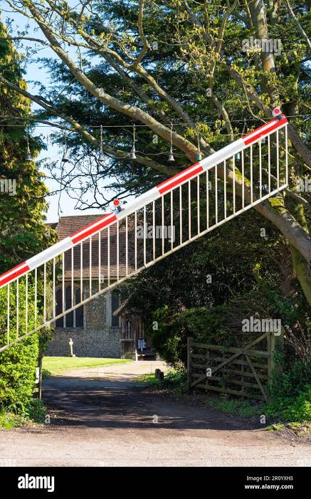Railway crossing gate uk hi-res stock photography and images - Alamy