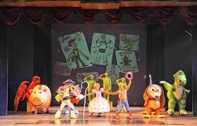 As on a real piano, moving from left to right ascends a major scale, with the left glove handling the bass clef and the right glove playing the treble. Disney Extinct Attractions Toy Story Funhouse Woody S Roundup And Toy Story The Musical Laughingplace Com