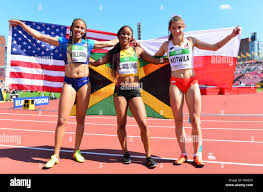 Tampere, Finlandia. El 14 de julio, 2018. La mujer, medallista de oro de  200m Briana Williams (mermelada), centro, medallista de plata de la lluvia  Lauren Williams (Estados Unidos), a la izquierda, y