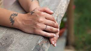 Ein tattoo ist mehr als nur ein trend. Tattoo Am Handgelenk Unauffalliger Hingucker Brigitte De
