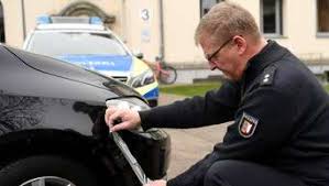 Wer sich unerlaubt von einem unfallort entfernt, setzt sich vielfachen strafen aus. Kiel Polizisten Uberfuhren Unfallverursacher Mit Spezialfolie Schleswig Holstein