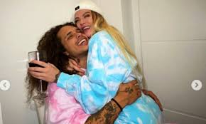 Check spelling or type a new query. Luisa Sonza E Vitao Aproveitam O Sabado Para Namorar So Noticias