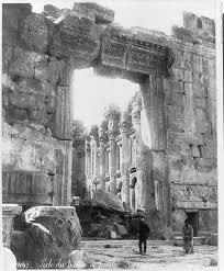 La famosa terraza de baalbek es una de las principales bazas de los defensores de la hipótesis de los «antiguos astronautas«, según la cual, en un pasado lejano la hipótesis de agrest respecto a baalbek en particular, y a los «antiguos astronautas» en general, hizo escuela. Baalbek Wikiwand