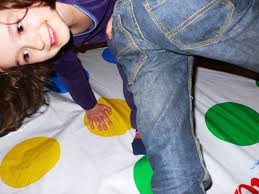 En la moda jugamos con la vanidad y las inseguridades. Historia Y Reglas Del Juego Twister