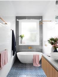 pin by weryca patricia on arquitetura e decoracao in 2019 bathroom layout narrow bathroom classic bathroom