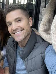 Eric Winters's Instagram, Twitter & Facebook