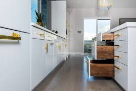 white gloss kitchen
