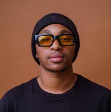 DIAMOND ANAJICHOKONOLEA ANGUKO KAMA LA 50 CENT Mwaka 1996 baada ya Rapa  Christopher Wallace 'Notorious BIG' kukamilisha wimbo wake Mo Money Mo  Problems, alimwalika mwana-Brooklyn mwenzake, Shawn Carter 'Jay Z',  akamsikilizisha dude