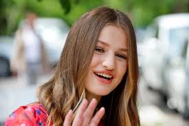 Primeras imágenes del novio de Leonor: muy corpulento, con barba y la coge  del brazo