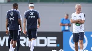 15 października 1968 r.) to francuski profesjonalny menedżer piłkarski i były. Diskussion Um Zidane Deschamps Muss In Russland Abliefern Fussball