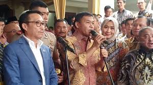 Kapolri jenderal idham azis bersalaman dengan presiden joko widodo usai acara pelantikan kapolri di istana negara, jumat (1/11). Cerita Idham Azis Banggakan Prestasi Kedua Putranya Merahputih