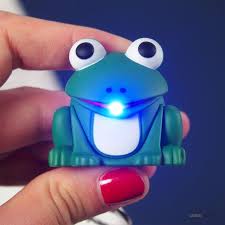 Porte Cles Grenouille Sonore Et Lumineux Achat Porte Cles Sonore Kikkerland Cadeau Maestro Porte Cle Porte Cle Original Lumineux