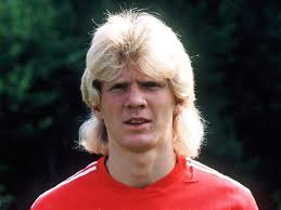 In kombination mit einem seitenscheitel ergibt sich ein schmeichelhafter stil für seine rechteckige gesichtsform. Kult Kabine Die Nationale Auswahl Der Verrucktesten Frisuren Goal Com