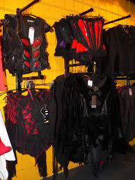 Il movimento gotico ebbe inizio negli anni ettanta come ripota a. Moda Gotica Wikipedia