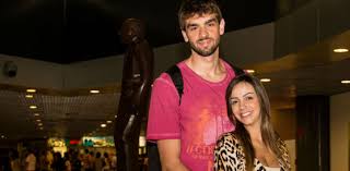 Medalhista de ouro nos jogos do rio em 2016 e prata em londres 2012, lucão, o central da seleção brasileira de vôlei, vem chamando a atenção do público nas olimpíadas por um motivo peculiar: Lucao Do Volei E Beatriz Em Lua De Mel Em Porto