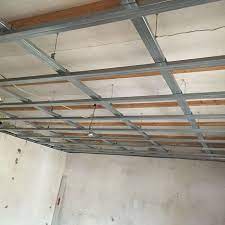 Wie bereits beschrieben haben die abhängehöhe und die dichtheit der unterdecke im bereich des anschlusses an die trennwand oder eine zusätzliche dämmstoffauflage auf der unterdecke einfluss auf die schalldämmung. 10 Decke Abhangen Ideen Altbau Sanieren Trockenbau Decke