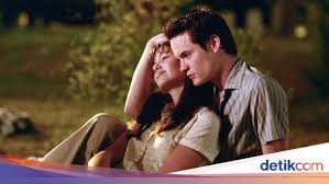 Film barat romantis terbaru 2021 subtitle indonesia. 7 Film Romantis Sedih Bikin Mewek Dan Baper