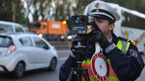 Raser Taube Wird Geblitzt Und Soll Nun 25 Euro Zahlen Zu Schnell Fahren Feuerwehr Fahrzeuge Radfahren