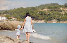 In the uk we list thousands of coastal cottages on the beach in south west and south east england, wales, scotland and ireland, ideal for couples, large group accommodation or family friendly holidays suitable for children. Holiday Cottages Near The Sea Or A Beach Last Minute Cottages