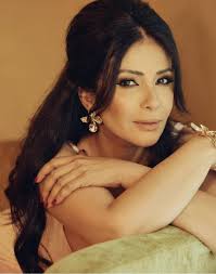 جمال ناعم وإطلالة فاخرة... منى زكي تبهر جمهورها بالوردي