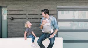 Decouvrez Le Porte Bebe Adapt D Ergobaby Portagephysio Papa Nouveaux Bebes Porte Bebe