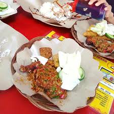 Kalau di dekat rumahmu gak ada ayam gepuk pak gembus, coba deh bikin sendiri. Ayuh Travel Ar Twitter Ayam Gepuk Pak Gembus Batu 5 Kuala Lumpur Ayuhtravel