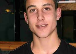 Emanuele Casula, 18 anni, meccanico. Getta l'amica in un dirupo, la  massacra di botte e colpi di pietra in testa, poi riduce un testimone allo  stato vegetativo. Ritenuto socialmente pericoloso, viene condannato