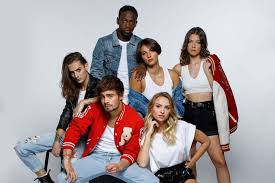 +33 1 53 78 24 00. Ici Tout Commence Des Personnages De Dna Arrivent Pour Noel