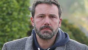 #настроение бен аффлек , #бен аффлек уставший , #бен аффлек курит на крыльце , #бен аффлек с сигаретой , #курящий на улице бен аффлек мем в синей кофте. Ustali Priunyli Kazhetsya Vy Prosto Slovili Bena Affleka Da Aktera Snova Sfotografirovali Ochen Grustnym Meduza