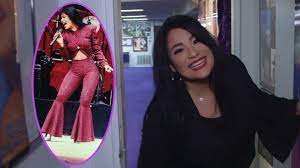 Selena quintanilla she is still an icon of latin music and culture, but although it seems that everything has been said about her, there is always something more and now unpublished images of her wedding dress come to light. Exclusive Go Inside Selena Quintanilla S Memorial Museum Bustiers Grammy Gown And Her Porsche Entertainment Tonight