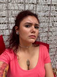 Ich bin immer noch schockiert, was gestern Abend vorgefallen ist. Was fällt  dieser blöden Kuh Indira eigentlich ein, mein Handy einfach kaputt zu  machen und mir so widerliche Sachen an den Kopf