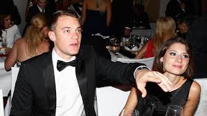 Er stammt aus der jugend des fc schalke 04, zu dessen erster mannschaft er ab 2005 gehörte. Manuel Neuer Freundin Trennung Nach Wm Mezut Ozil Mandy Capristo Schweizer Illustrierte