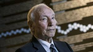 Piero angela ha scritto che la razionalità gli fu insegnata da suo padre, il medico antifascista carlo angela, insignito della medaglia dei giusti tra le nazioni.secondo il collega gigi marzullo «il suo perfetto autocontrollo e la sua compassata cordialità riflettono in parte la sua indole schiva e in parte sono iscritte nel codice genetico di questo piemontese educato alla razionalità e. Piero Angela E I 40 Anni Di Quark Si Guarda Al Futuro Con Le Idee Chiare Il Mio Erede Oggi Non Mio Figlio