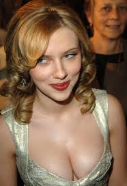 Scarlett Johansson arriva per la prima di Los Angeles di "Match Point"  tenutasi al Los Angles County Museum of Art l'8 dicembre 2005 a Los  Angeles, California.