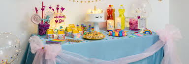 Recuerda, cuando se decora un cumpleaños temático, el tema principal debe estar en todos los lugares posibles, tarjetas de cumpleaños, recuerdos, globos, centros de mesa, todo debe ser de unicornio, incluso a veces la ropa de la cumpleañera también lo es. Como Hacer Una Fiesta Tematica Unicornio Luminal Park