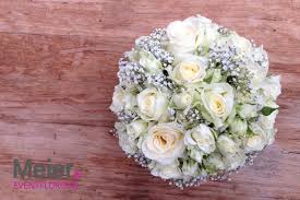 Brautstrauss Mit Weissen Rosen Und Schleierkraut Hochzeitsblumen Brautstrausse Brautstrauss