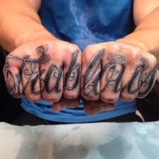 Tatuajes con letras, ya sean iniciales, frases, nombres, etc. Letras Chicanas Tattoo