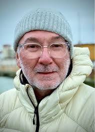 Do SB700 flashes need triggers for DSLR use?