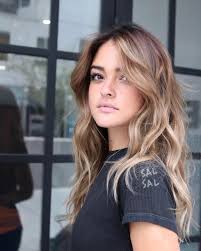 In questo video ti mostro come realizzare 4 acconciature pensate apposta per valorizzare i capelli mossi e ricci durante l'estate. Acconciature Per Capelli Mossi Il Segreto Delle Donne Sempre Eleganti Archzine It