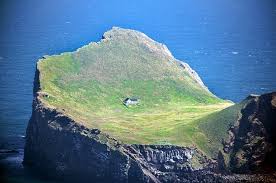 Située dans l'océan atlantique nord, entre le groenland et la norvège, au. The House In The Island Of Ellidaey Amusing Planet