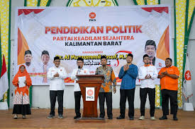 Almuzzammil Yusuf, Presiden @pk_sejahtera Semangati Kader PKS Kalbar  Pontianak. Ratusan kader PKS Kalbar memenuhi ruangan aula utama asrama haji  Kota Pontianak di Jalan Let Jend. Sutoyo, Rabu (19/11/2025). Berkumpulnya  Kader PKS Kalbar