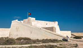 Blank, hulking and forbidding, sagres' fortress offers breathtaking views over the sheer cliffs, and all along the coast to cabo de são vice. Fortaleza De Sagres Procura Diretor Bom Dia
