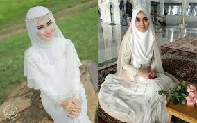 Makeup artist beauty membantumu untuk tampil cantik dengan menjadi the best version of yourself tanpa harus terlihat seperti orang lain. 14 Inspirasi Gaun Pengantin Syar I Berwarna Putih Tampil Cantik Dengan Jilbab Lebar Kenapa Tidak