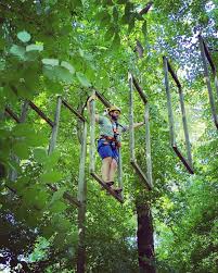 D er kletterwald liegt im wunderschönen schwerter wald, der zu wanderungen und spaziergängen einlädt, so dass auch nicht mit kletternde einer gruppe sich betätigen können. Kletterwald Freischutz Erst Seid 10 Minuten Geoffnet Und Die Ersten Kletterer Sind Unterwegs Heute Ist Bestes Kletter Wetter Kommt Vorbei Und Verbringt Den Schonen Tag An Der Frischen