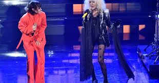 Visualizza altre idee su cantanti, corsa dei carri, velo nero. Sanremo 2021 A 68 Anni Donatella Rettore E Ancora Splendida Splendente Video Esibizione Voce Controcorrente