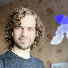 Directed univalence and the Yoneda embedding for synthetic (,1)-categories