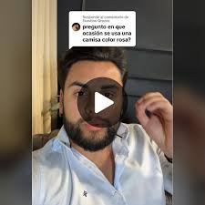 Cómo combinar una camisa rosada para diversas ocasiones