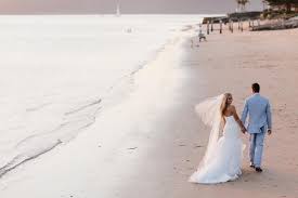 There are numerous beach wedding hairstyles among which we have selected the best for you. Beach Babe Our 4 Favourite Beach Wedding Hairstyles