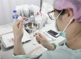这就促使我对这个病毒的基因序列进行了更加深入的研究，不仅由我个人，还有我的同事数学家jean claude perrez共同进行，他将 数学运用于生物基因序列的研究。 是制造一个生化武器还是研制预防艾滋病毒的疫苗呢？ Cx039fzovov95m